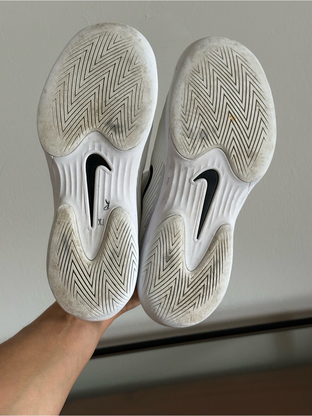 Nike Vapor 12 Women's Hard Court Tennis Shoes Size 6.5 - Picture 12 of 13